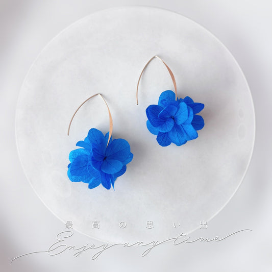 Bijoux mariage bleu et hortensias stabilisés, parfaits pour mariée ou soirée élégante.