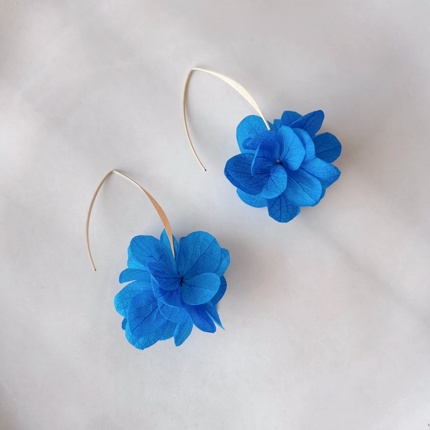 Bijou fait main Hana&Alice en fleurs stabilisées, parfait pour mariage maritime ou gala.