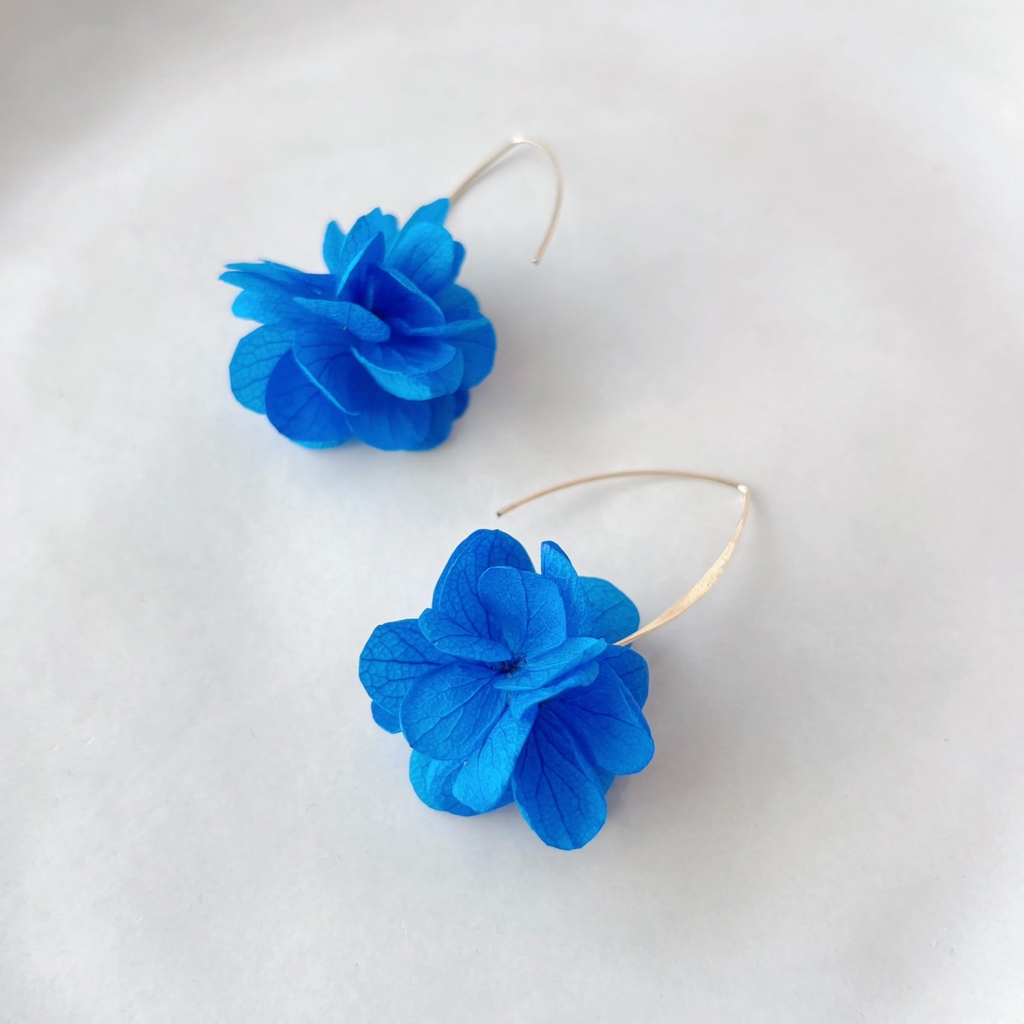 Parure bijoux mariage bleu, hortensias stabilisés, idéale aussi pour une soirée raffinée.