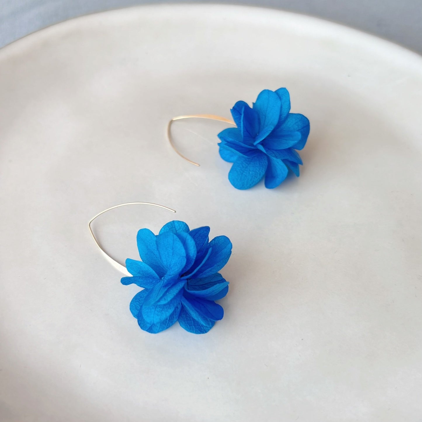 Accessoire mariage fleurs stabilisées bleu, Hana&Alice, idéal aussi pour une soirée habillée.