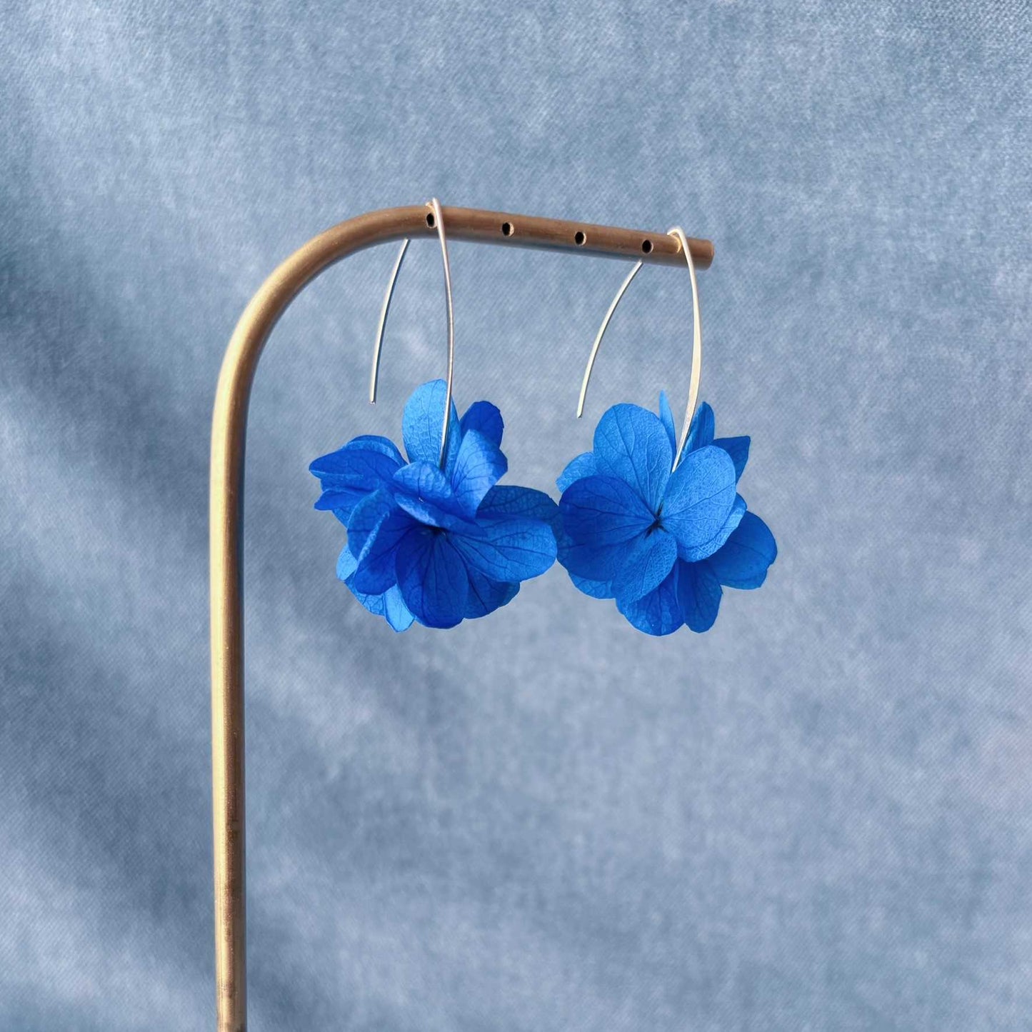 Boucles d’oreilles mariage bleu azur, bijou délicat pour mariée ou événement chic.