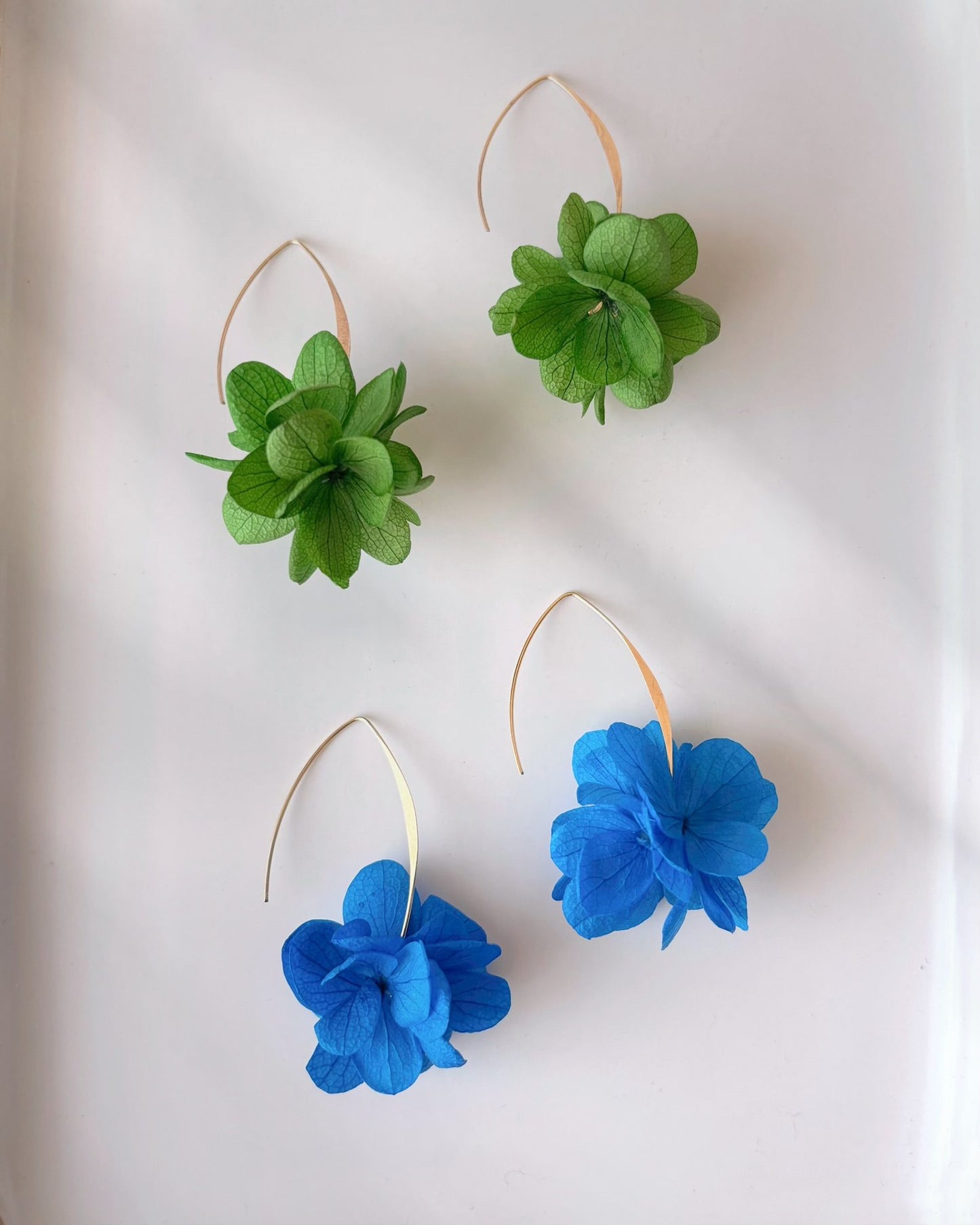 Bijoux demoiselles d’honneur ou soirée élégante, fleurs stabilisées bleu Hana&Alice.