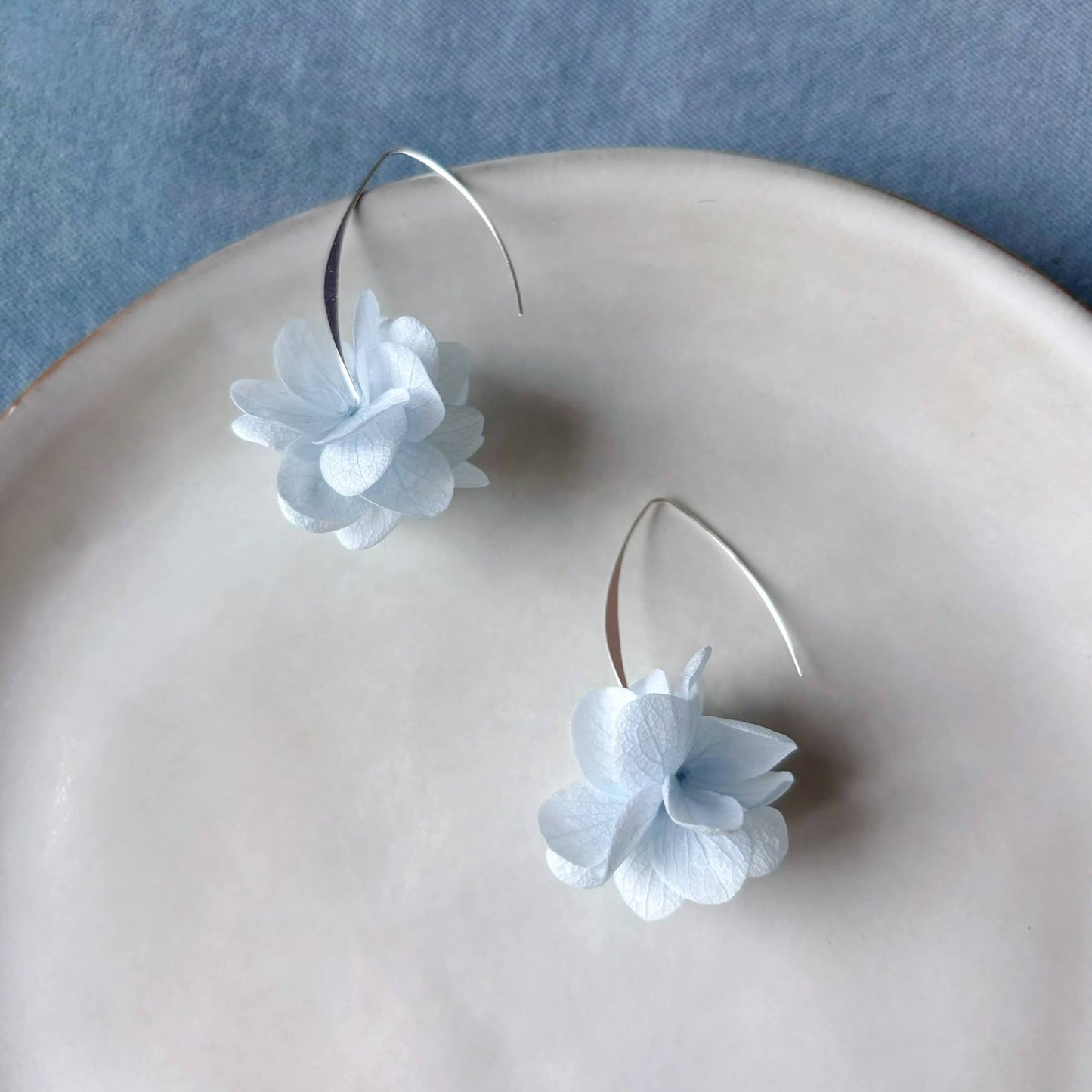 Boucles d’oreilles mariage Hana&Alice, fleurs bleues stabilisées et finition dorée.