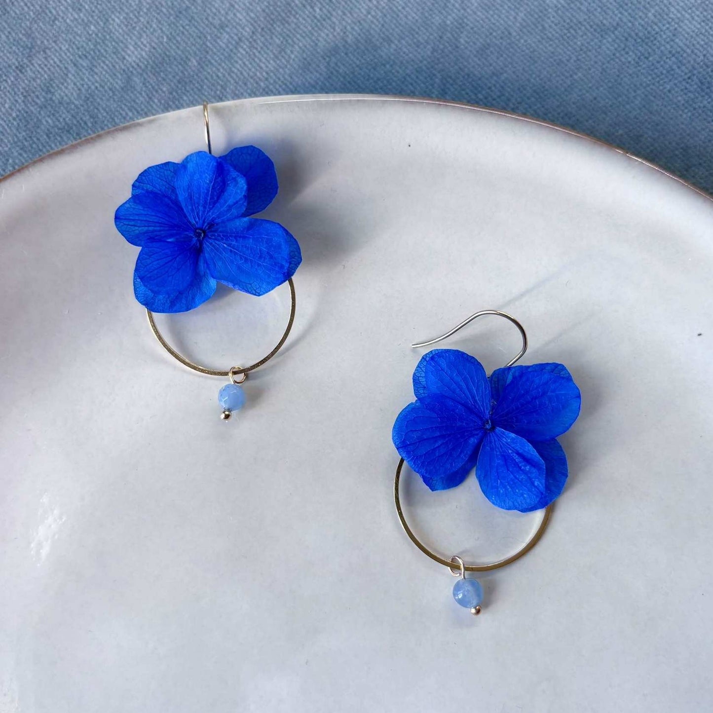 Bijoux de mariage avec des fleurs stabilisées bleues royales, créés à la main par Hana&Alice pour un style intemporel et naturel.