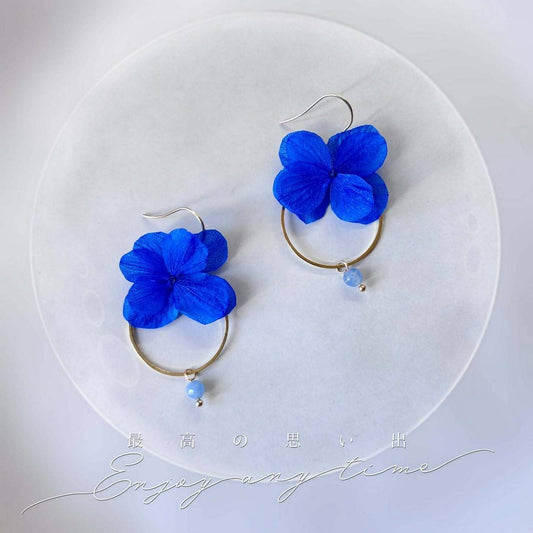 Boucles d'oreilles faites main avec des fleurs stabilisées d'hortensias bleu royal, parfaites pour un mariage ou un cadeau de demoiselle d'honneur.