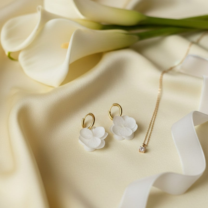 Boucles d’oreilles créoles mariage fleurs blanches stabilisées, création Hana&Alice