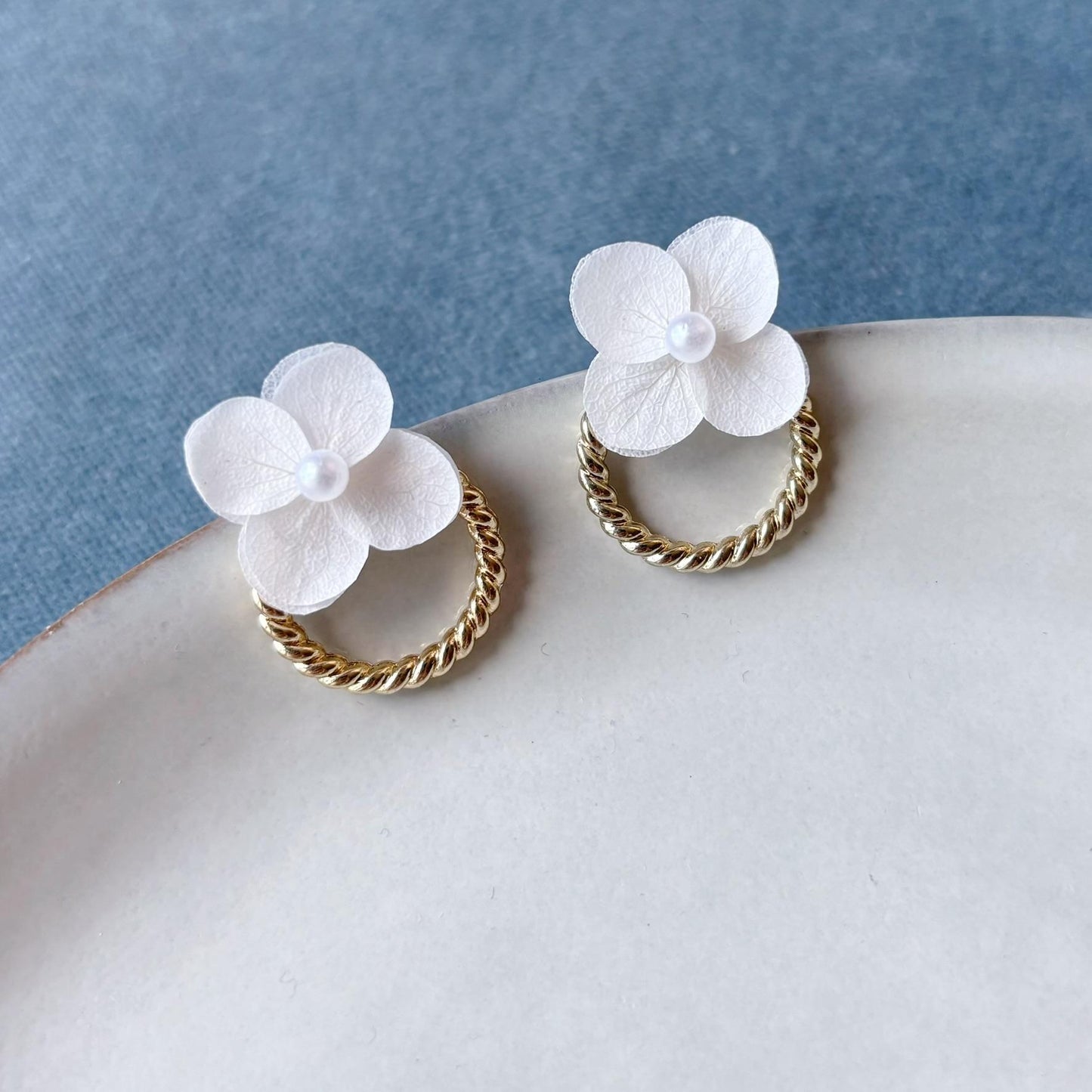 Boucles d’oreilles mariage élégantes pour mariée, fleurs stabilisées