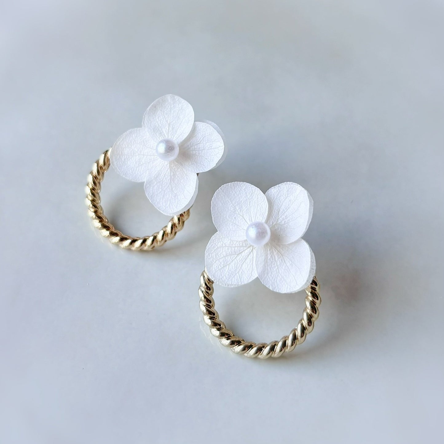 Bijoux mariage en fleur, boucles d’oreilles artisanales en hortensias stabilisés