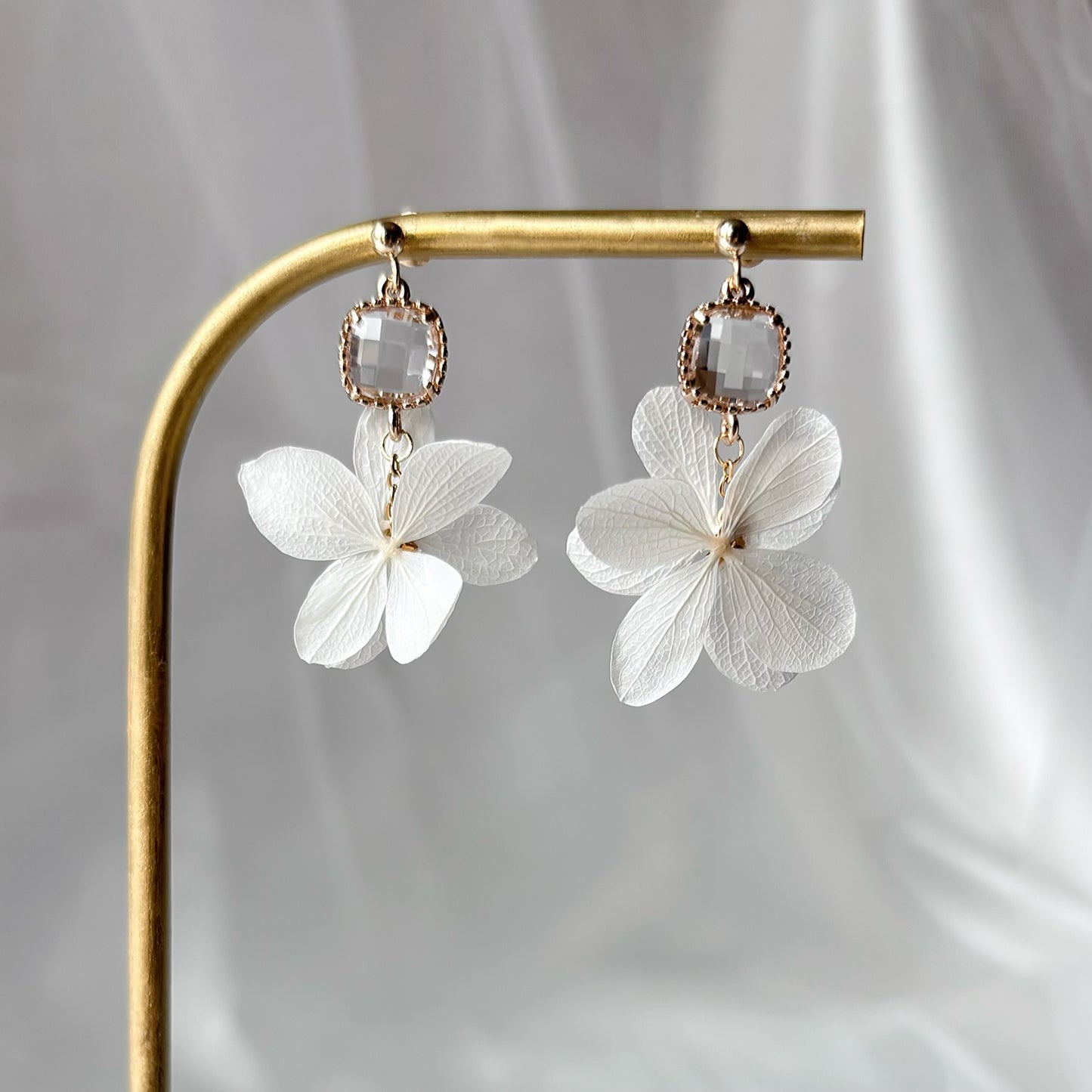 Boucles d’oreilles mariage poétiques pendantes – création artisanale fleurs stabilisées