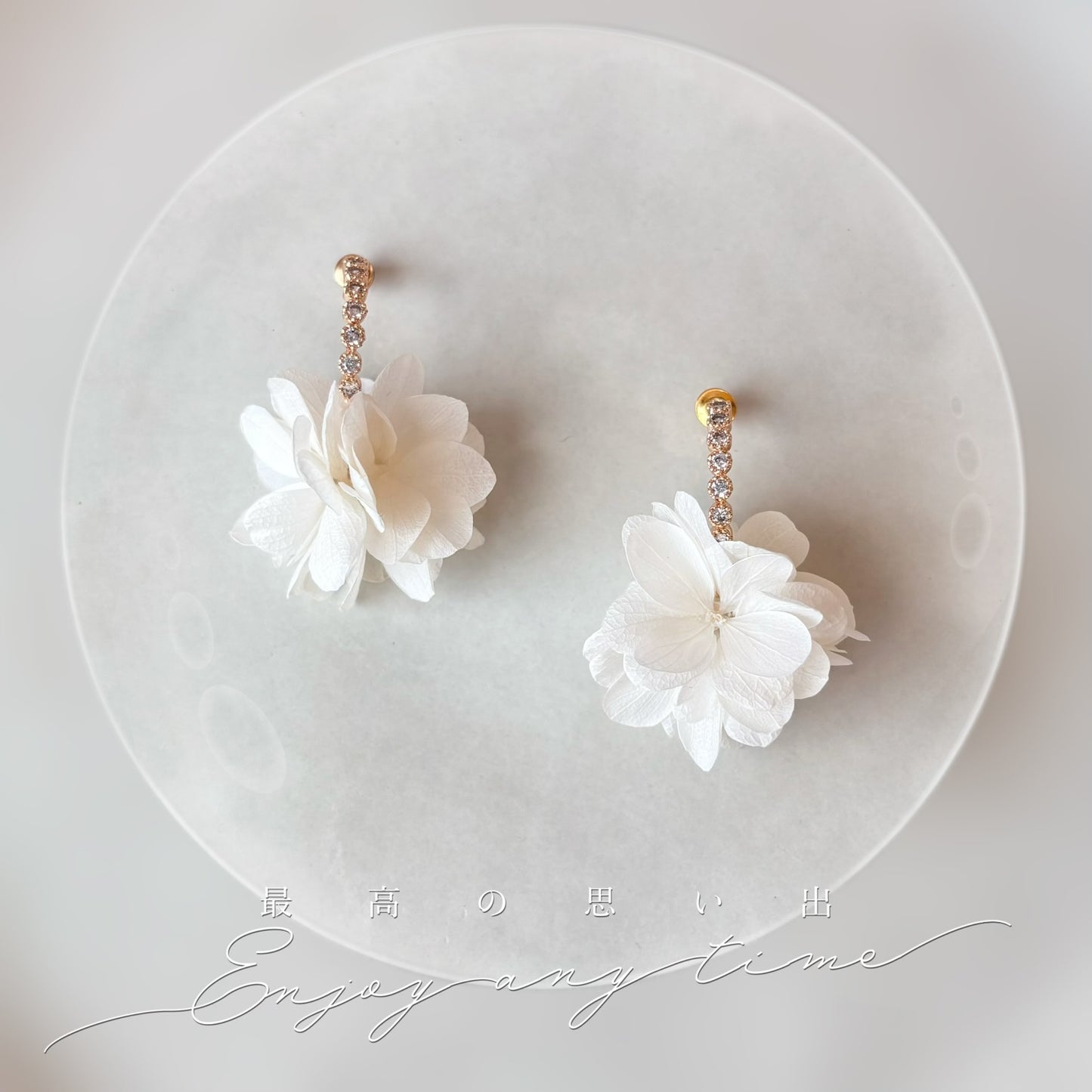 Bijou floral délicat pour mariage ou rendez-vous, mêlant hortensias blancs et éclats de cristaux dorés