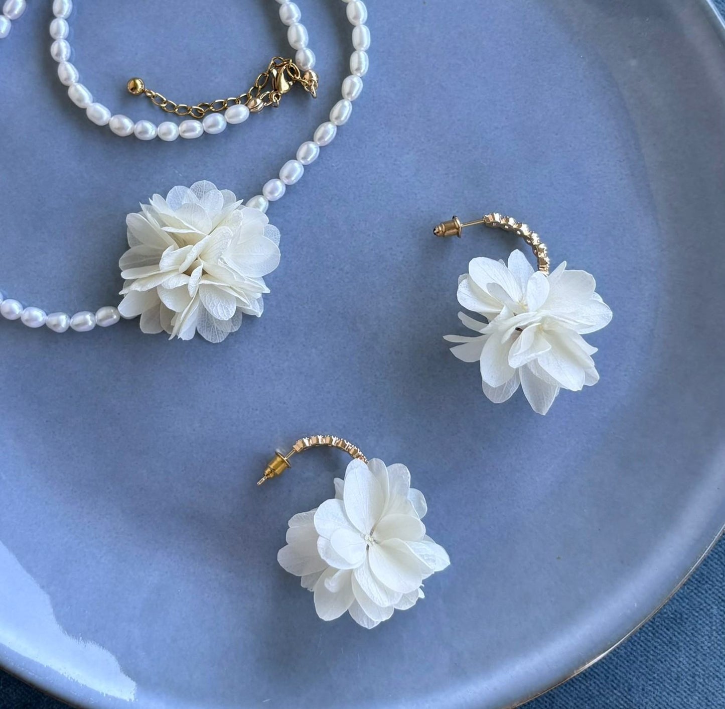 Boucles d’oreilles poétiques en fleurs d’hortensias et strass, montées sur crochets dorés pour une touche romantique