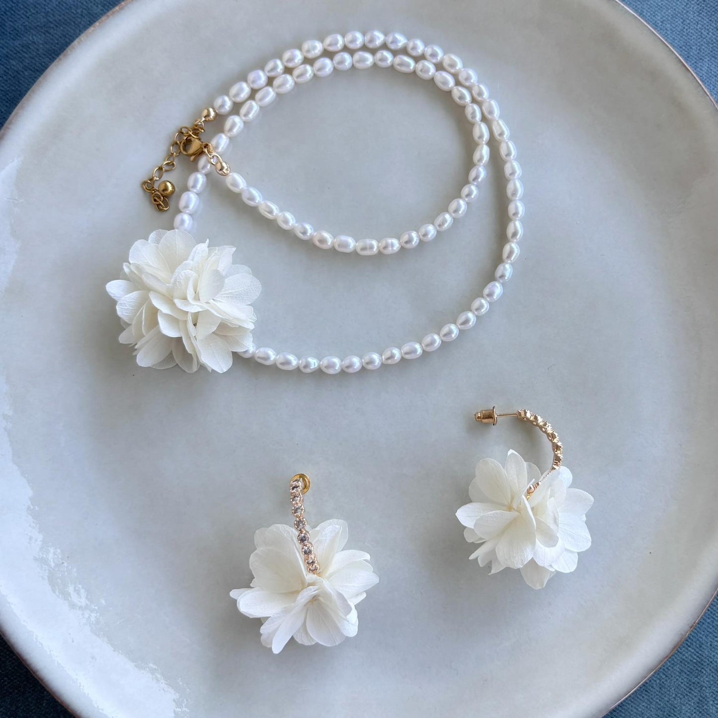 Accessoire raffiné pour événement spécial, avec fleurs d’hortensias et cristaux sur crochets dorés élégants