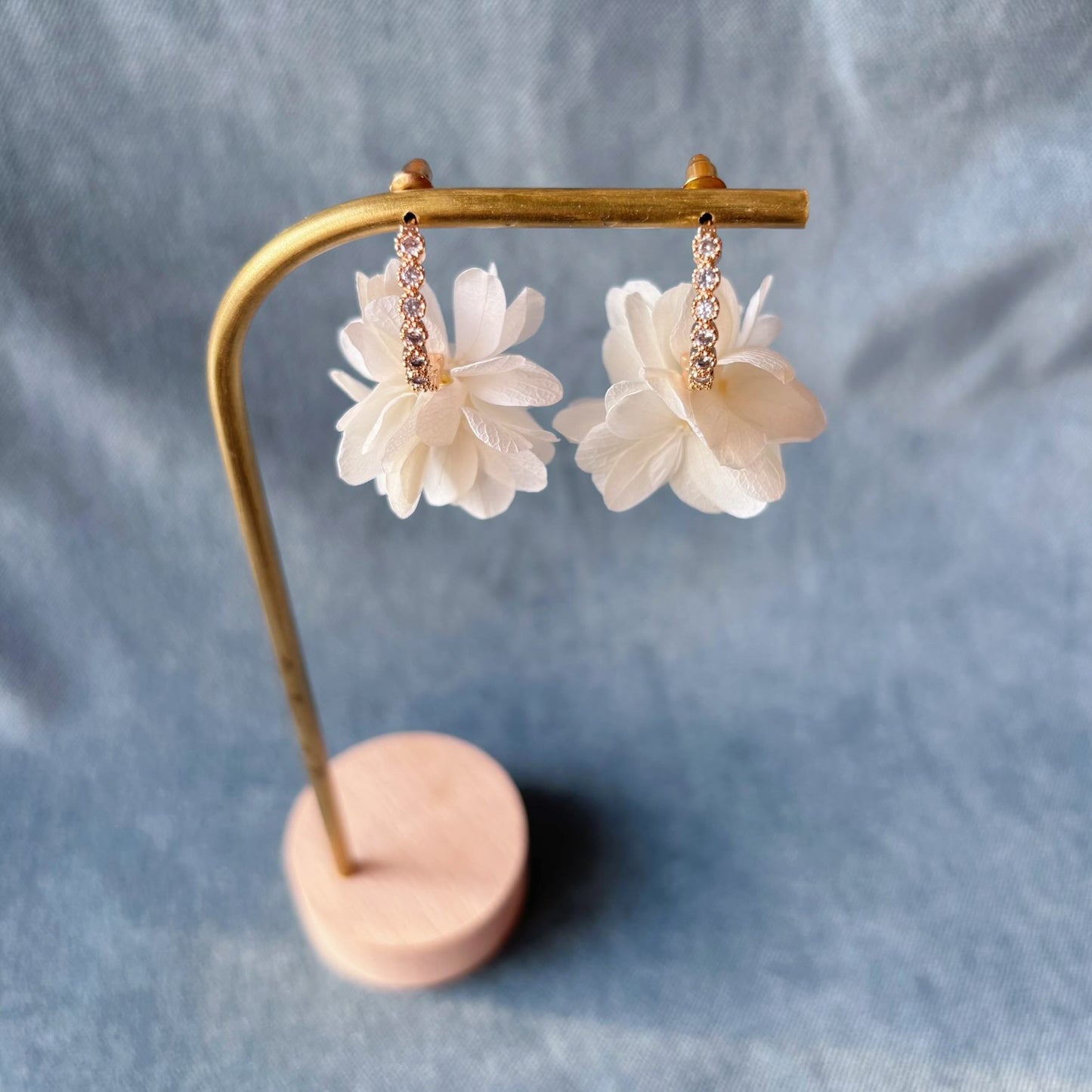 Bijoux de mariage ou soirée, alliant pétales naturels blanc crème et éclat discret des cristaux