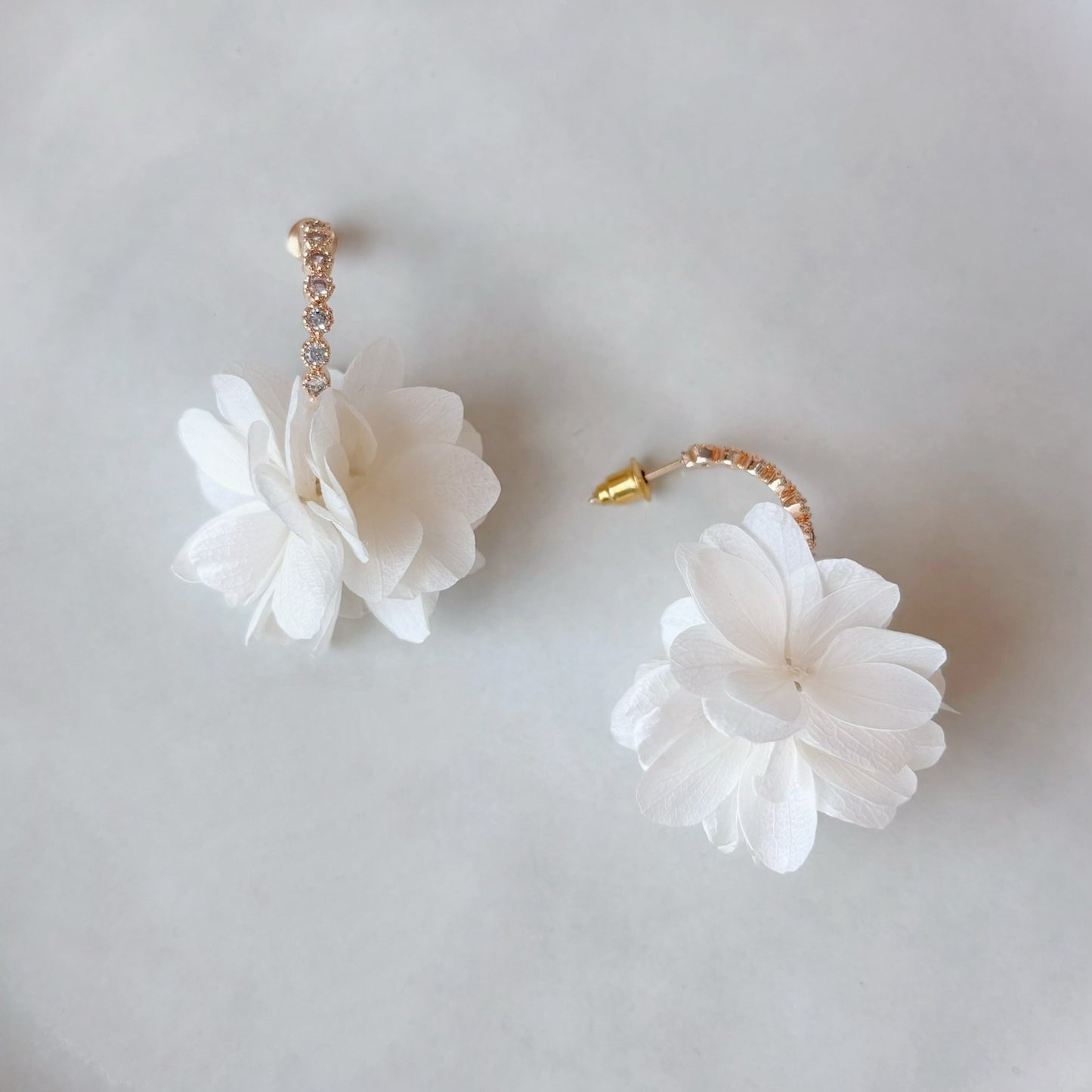 Accessoire de mariage chic avec fleurs blanches et cristaux brillants, idéal pour illuminer le visage avec douceur