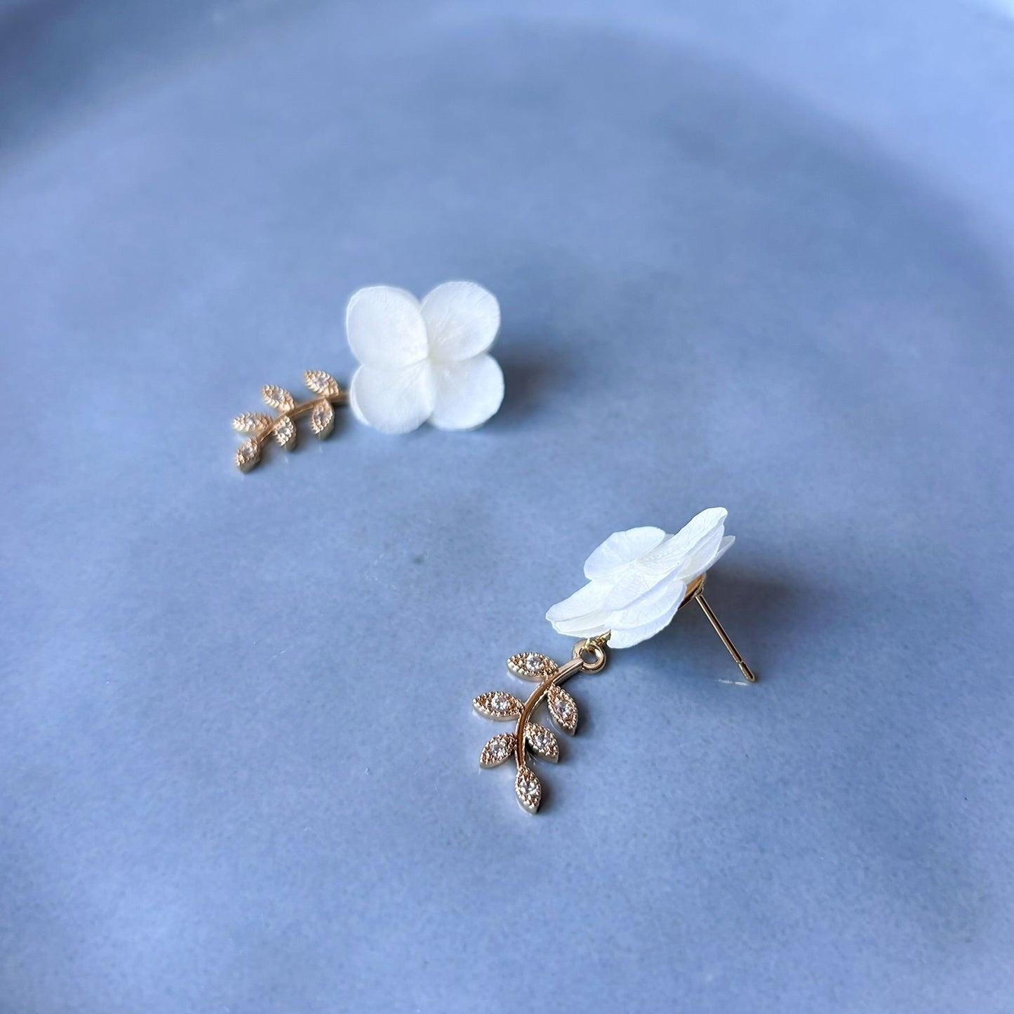 Boucles d’oreilles mariage minimalistes fleurs blanches stabilisées