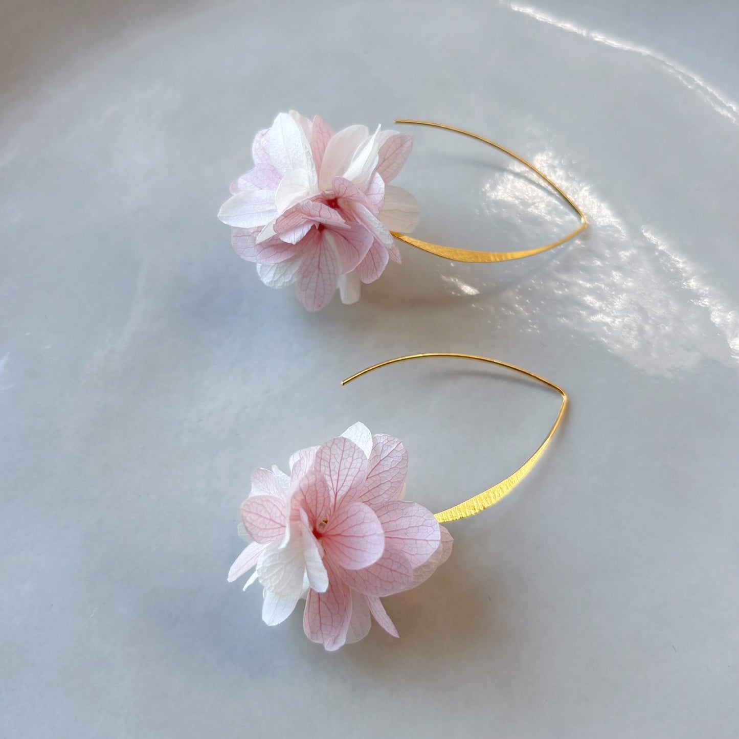 Boucles d’oreilles mariage Hana&Alice, fleurs stabilisées rose tendre et blanc.