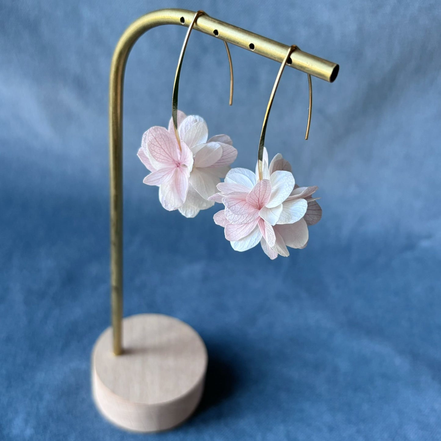 Parure de bijoux mariage artisanale avec boucles d’oreilles fleurs stabilisées.