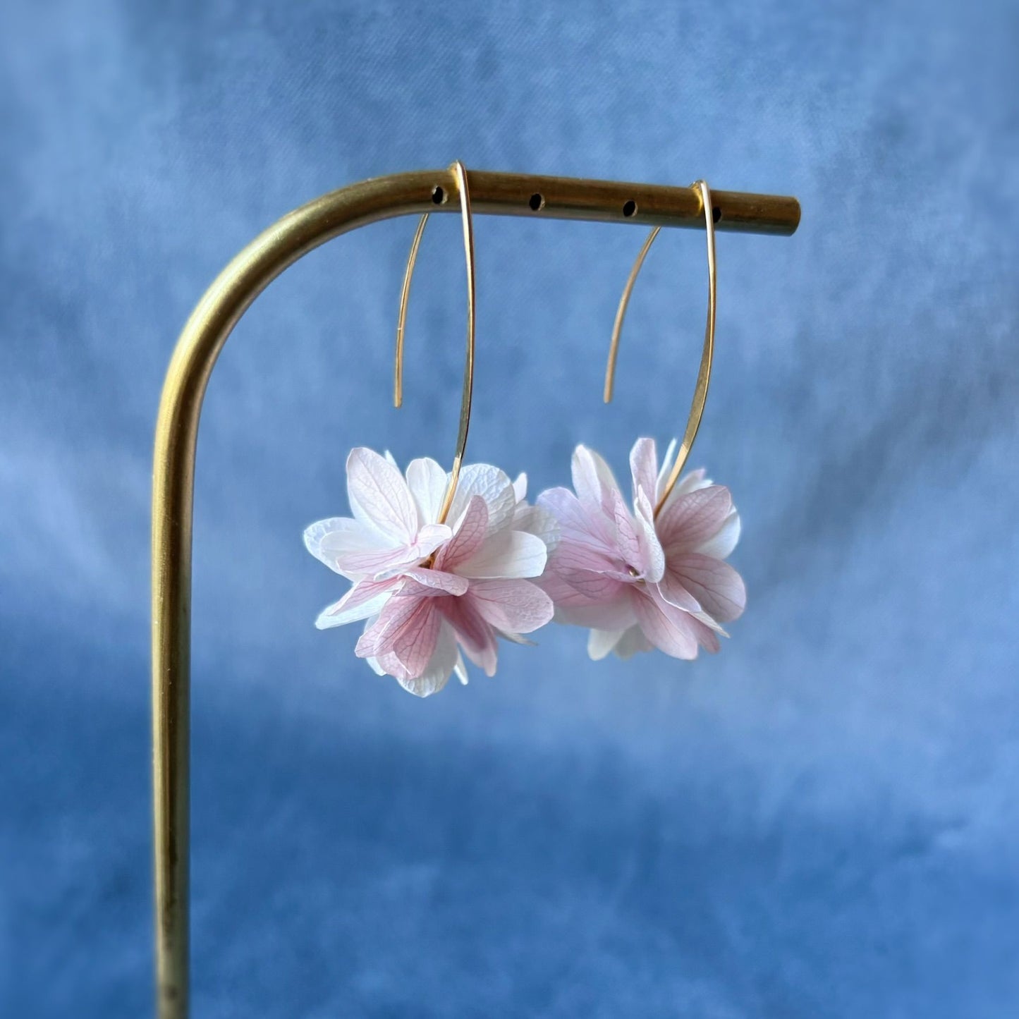 Bijoux mariage en fleurs stabilisées, boucles d’oreilles artisanales élégantes.