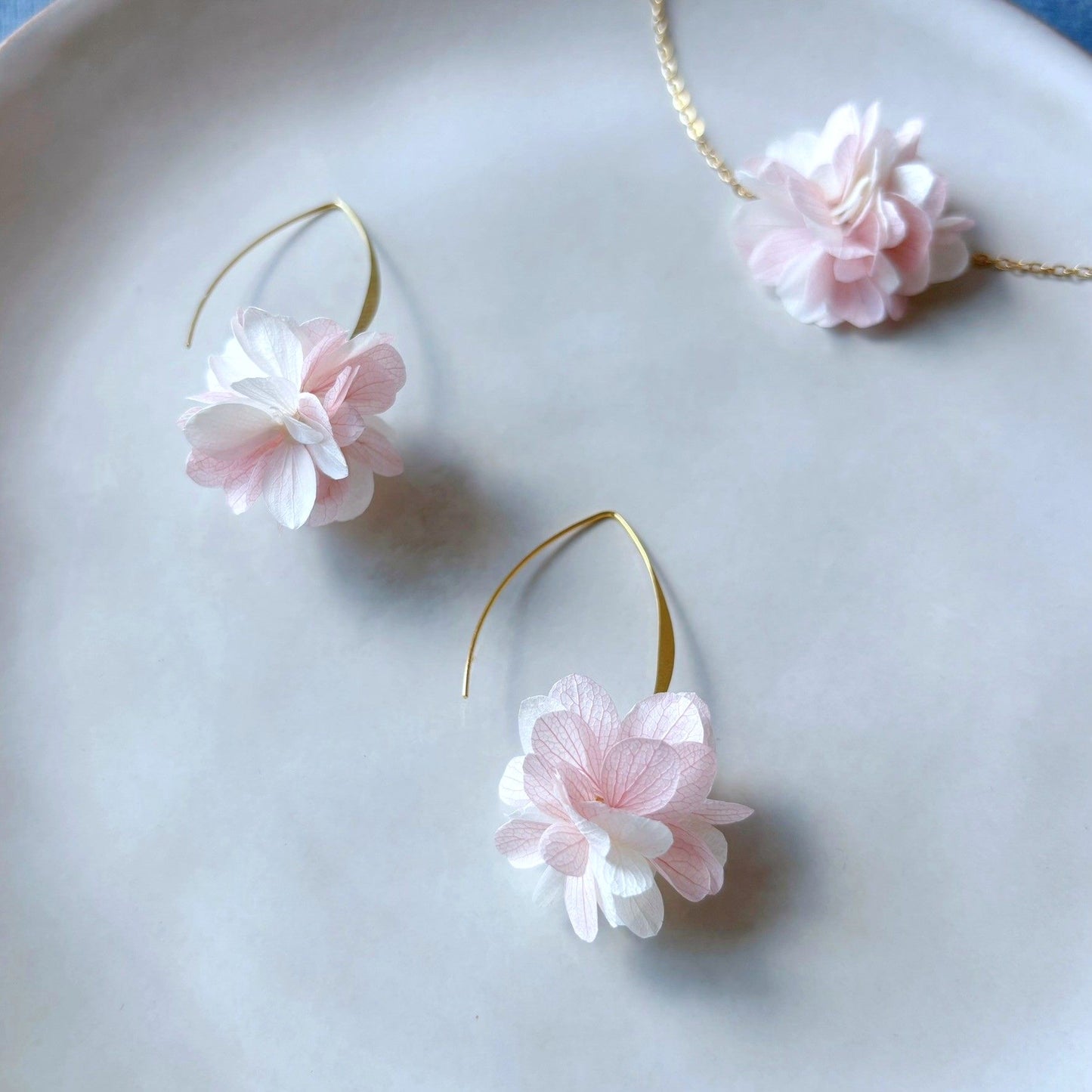 Boucles d’oreilles mariage artisanales Hana&Alice, fleurs blanc et rose délicat.
