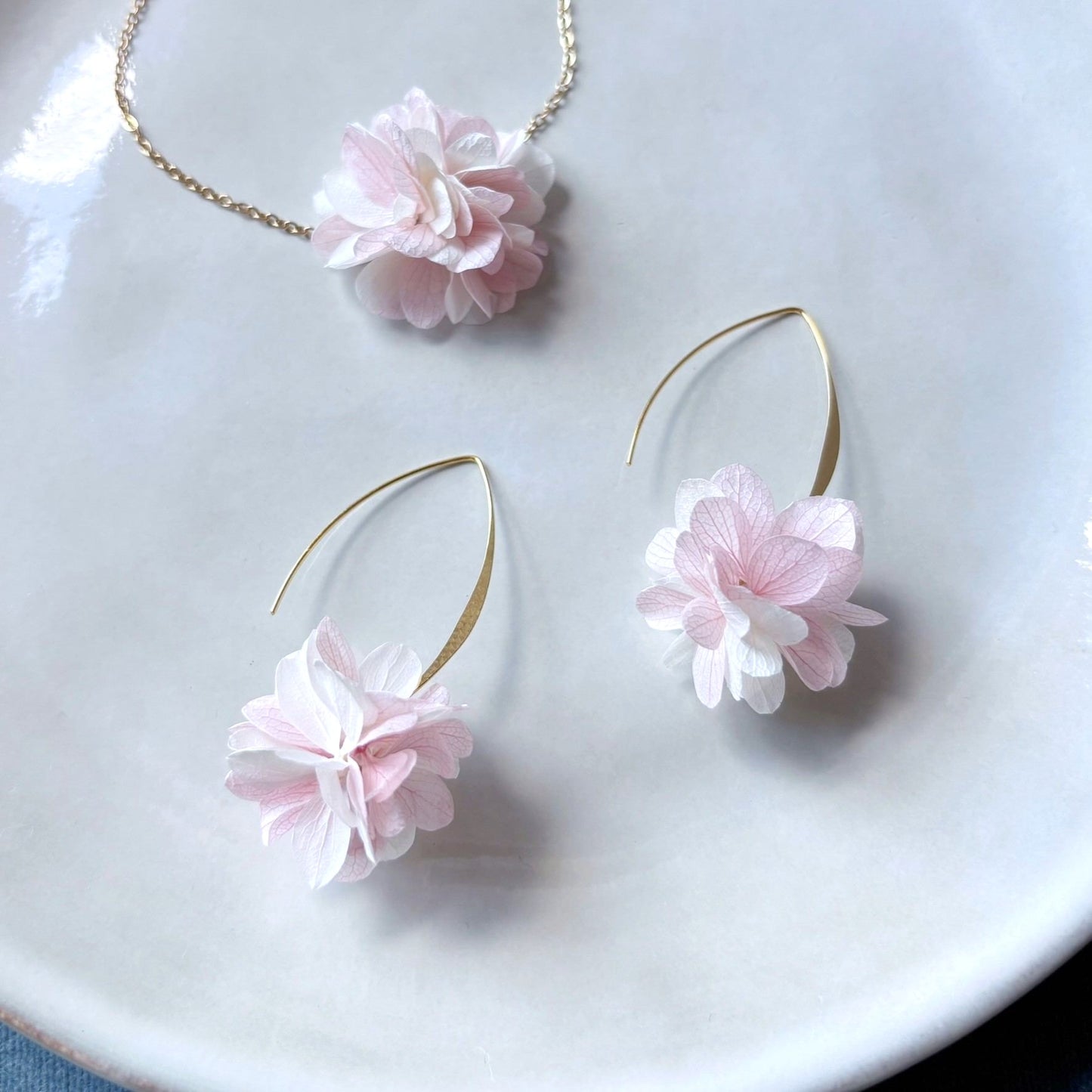Bijoux mariage fleurs stabilisées, boucles artisanales Hana&Alice.