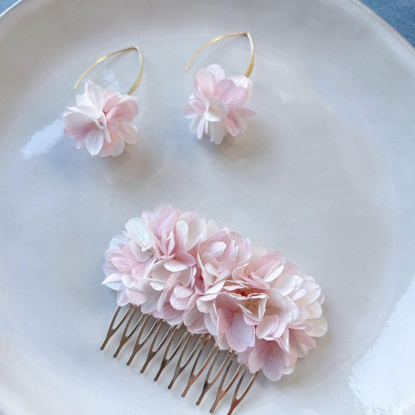 Parure mariage avec boucles d’oreilles fleurs blanc et rose, style naturel et élégant