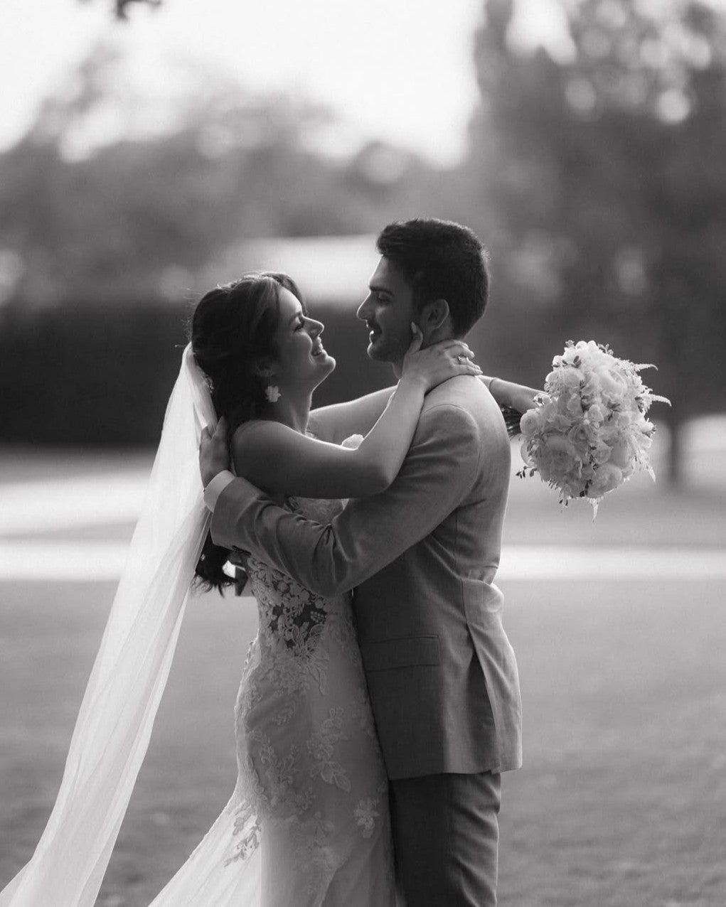 Bijoux mariage faits main par Hana&Alice, avec fleurs d'hortensias stabilisée rose, parfaits pour une tenue élégante.