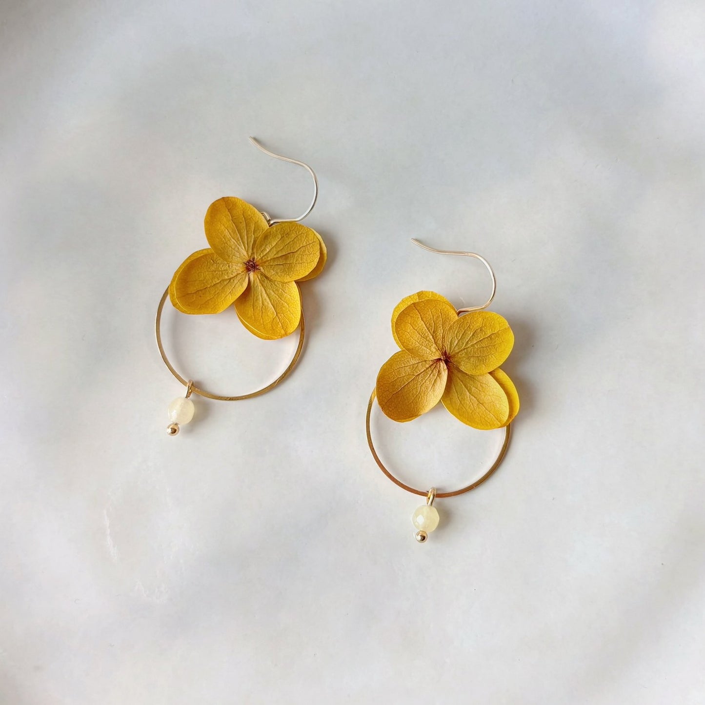 Bijoux fait main pour mariage, boucles d’oreilles fleurs stabilisée jaune et perle vert sapin, cadeau original pour témoins ou demoiselles d’honneur.