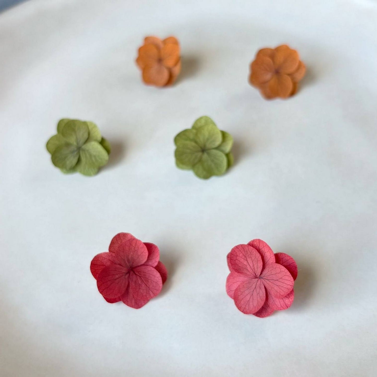 Bijoux fleuris pour mariage : boucles d'oreilles en hortensias stabilisés orange