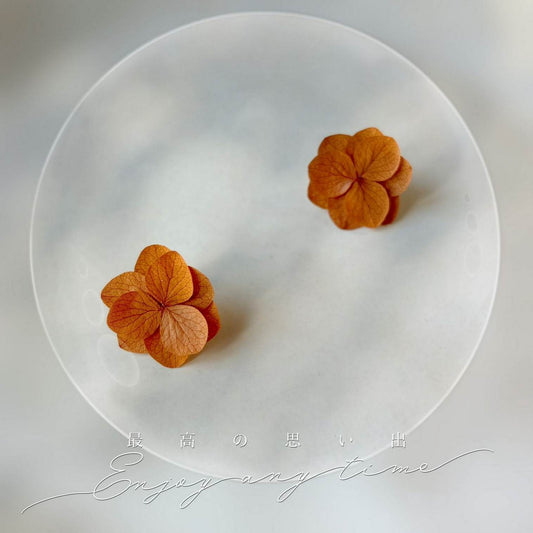 Boucles d'oreilles mariage terracotta en hortensias stabilisés faits main par Hana&Alice