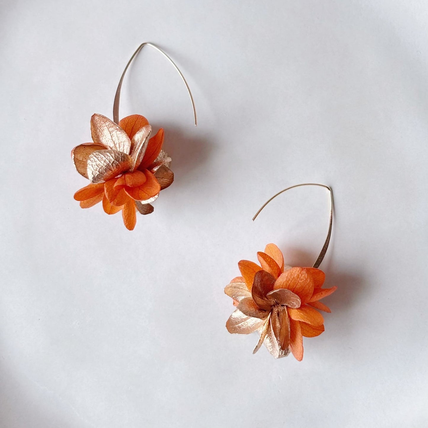 Bijoux faits main terracotta et doré, inspiration nature et fin d’été.