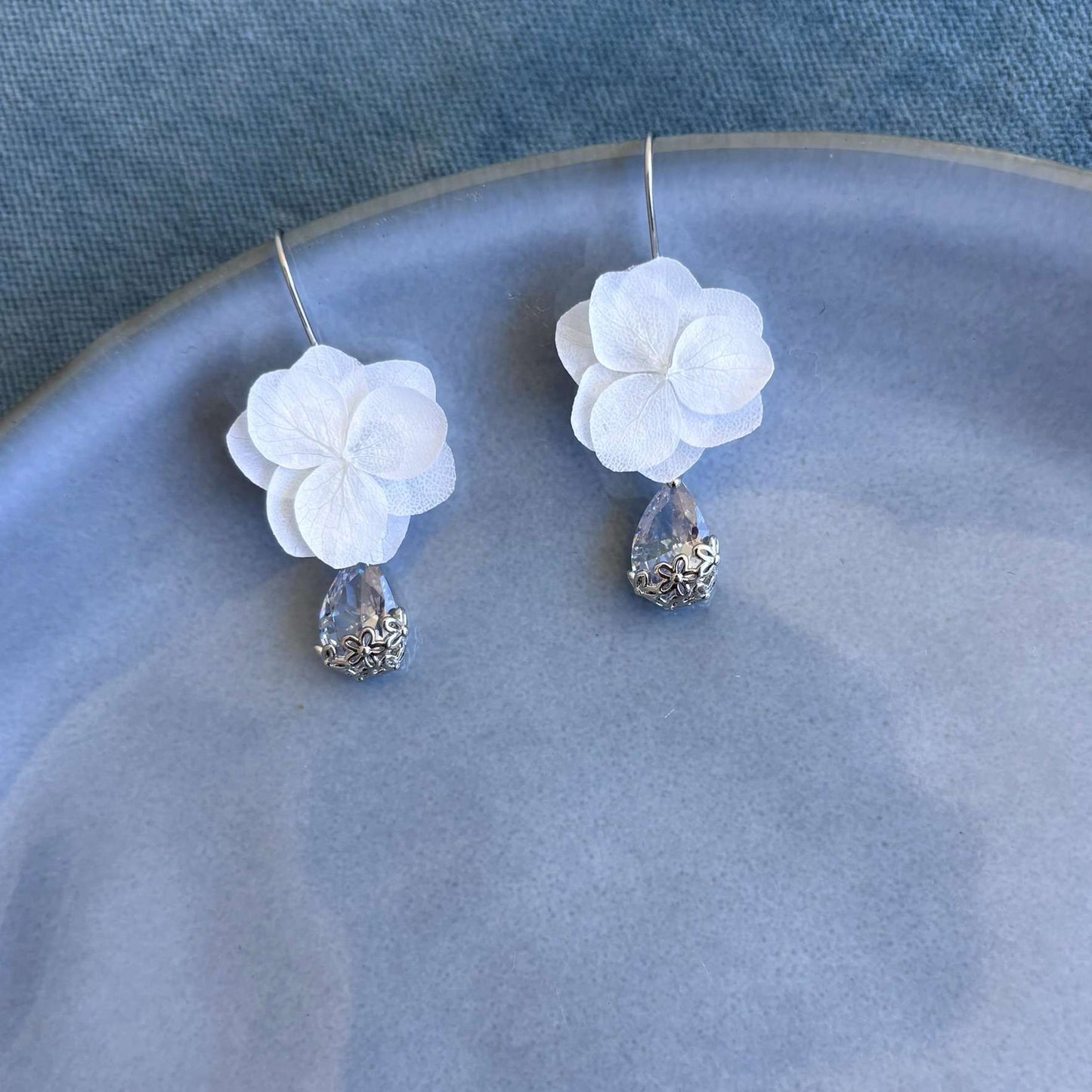 Bijoux mariage floraux : boucles d'oreilles faites main avec fleurs stabilisées et perles cristal, pour un style romantique et raffiné.