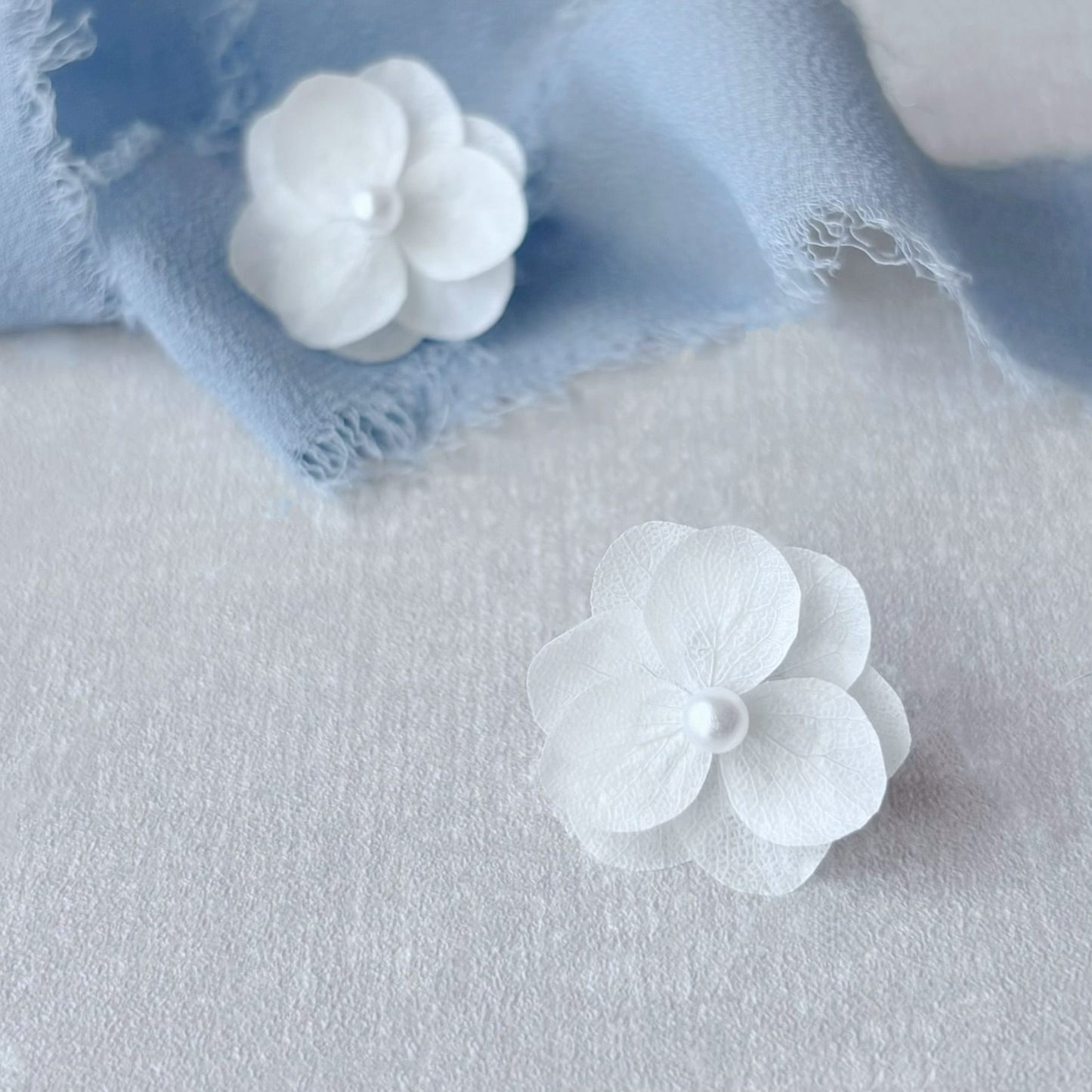 Boucles d'oreilles mariage en fleurs stabilisées et perle, un choix élégant pour une mariée moderne au style discret et raffiné, signé Hana&Alice.