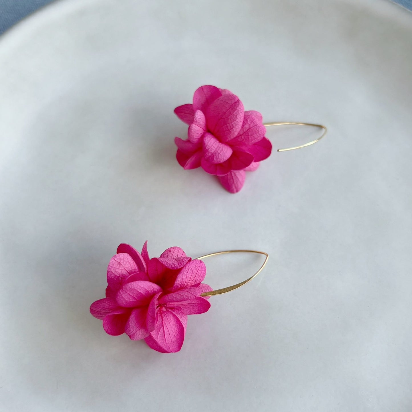 Accessoires mariage Hana&Alice, boucles d’oreilles florales avec hortensias stabilisés fuchsia, fait main.