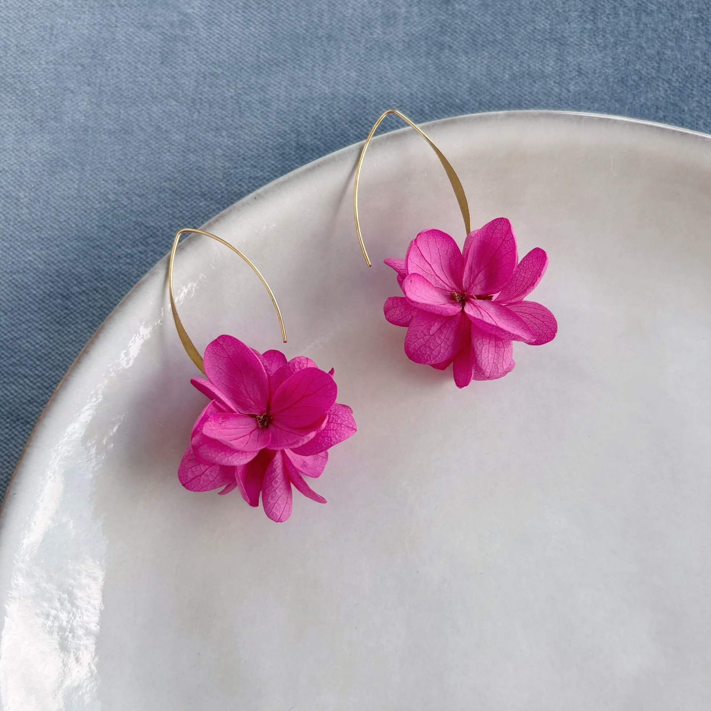 Bijoux floraux Hana&Alice, boucles d’oreilles mariage en hortensias stabilisés fuchsia, fait main en France.