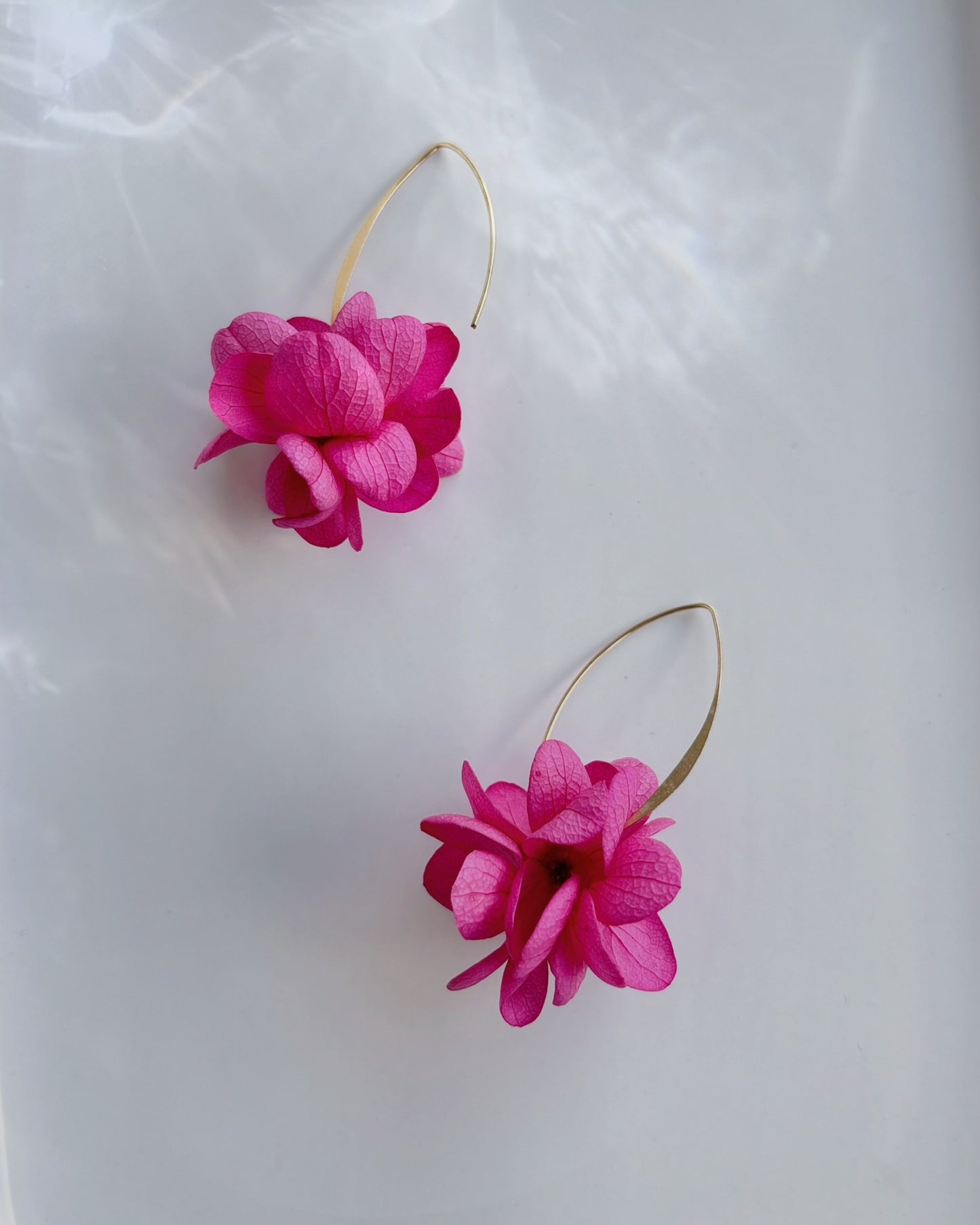 Hana&Alice création artisanale, boucles d’oreilles crochet avec fleurs d’hortensias fuchsia fait main.