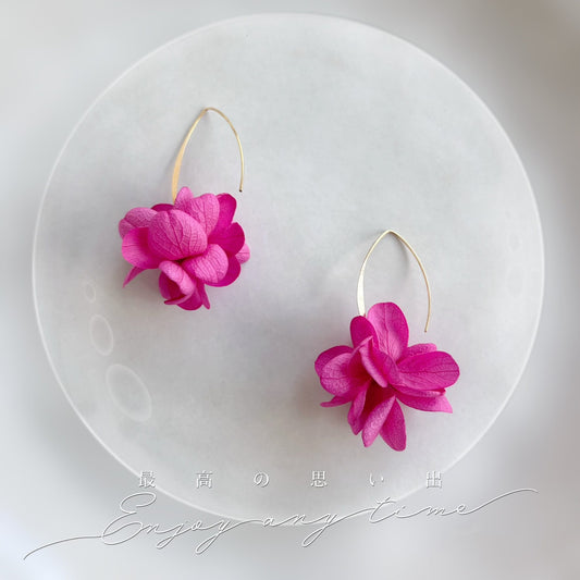 Boucles d’oreilles pendantes Hana&Alice en crochet V, fleurs d’hortensias fuchsia, création artisanale fait main.
