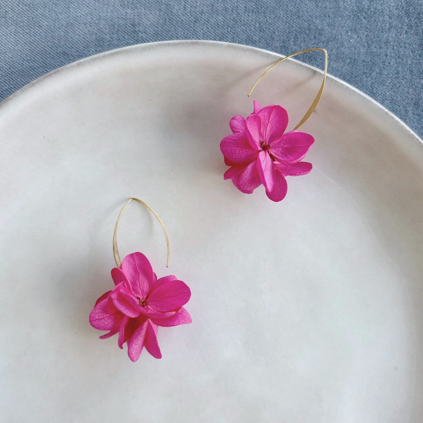 Boucles d’oreilles originales Hana&Alice, fleurs naturelles stabilisées fuchsia, fait main mariage et cérémonie.
