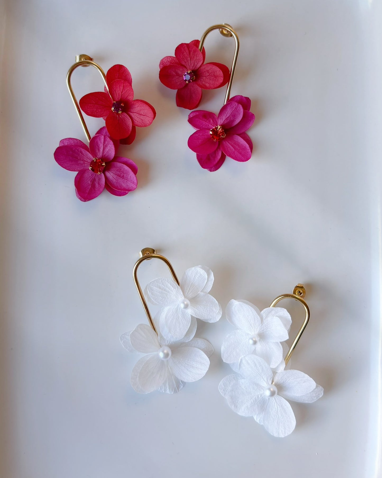 Boucles d’oreilles fleurs stabilisées rouge et rose fuchsia, création artisanale Hana&Alice, bijou raffiné.