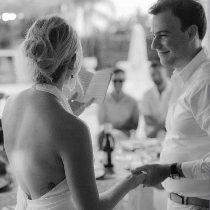 Boucles d'oreilles pendantes pour mariage Hana&Alice, en forme de fleur d’arum et décorées avec perles fines.