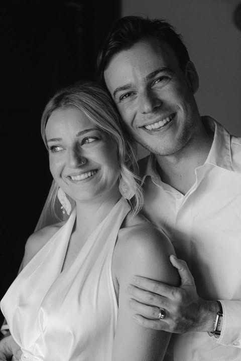 Bijoux mariage fait main, boucles d’oreilles avec fleurs stabilisées et strass, en forme de fleur d'arum.