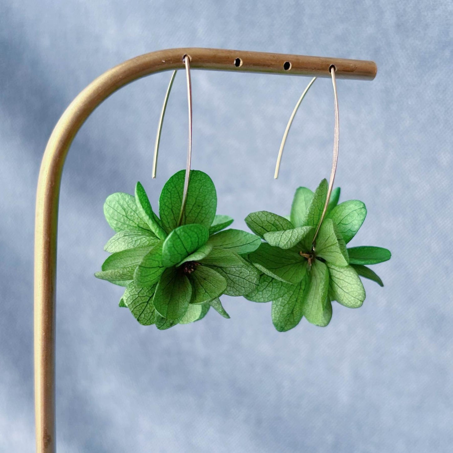 Boucles d’oreilles vertes en hortensia stabilisé – Hana&Alice mariage. Boucles d’oreilles mariage originales en fleurs stabilisées vertes.