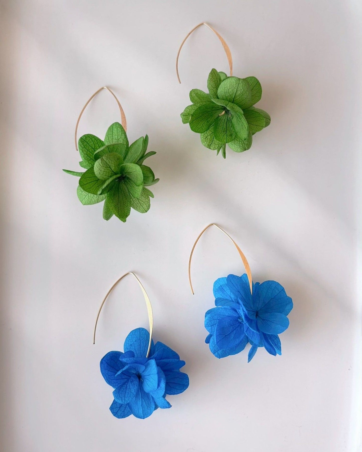 Boucles d’oreilles fleurs stabilisées vertes pour mariage romantique. Bijoux floraux mariage faits main, boucles d’oreilles vertes Hana&Alice.