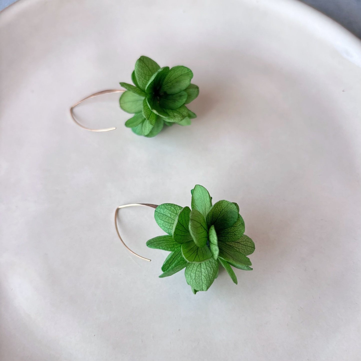 Boucles d’oreilles fleurs stabilisées vertes – création unique Hana&Alice.