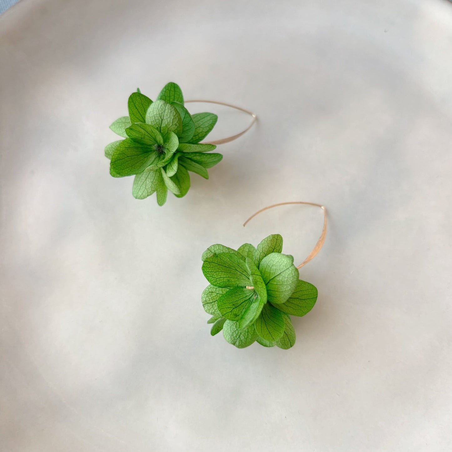 Boucles d’oreilles vertes en hortensia stabilisé – Hana&Alice mariage. Bijoux mariage en hortensia stabilisé vert, création Hana&Alice.
