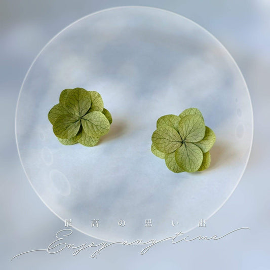 Bijoux mariage faits main avec des hortensias stabilisés verts, idéal pour une mariée ou une demoiselle d'honneur.