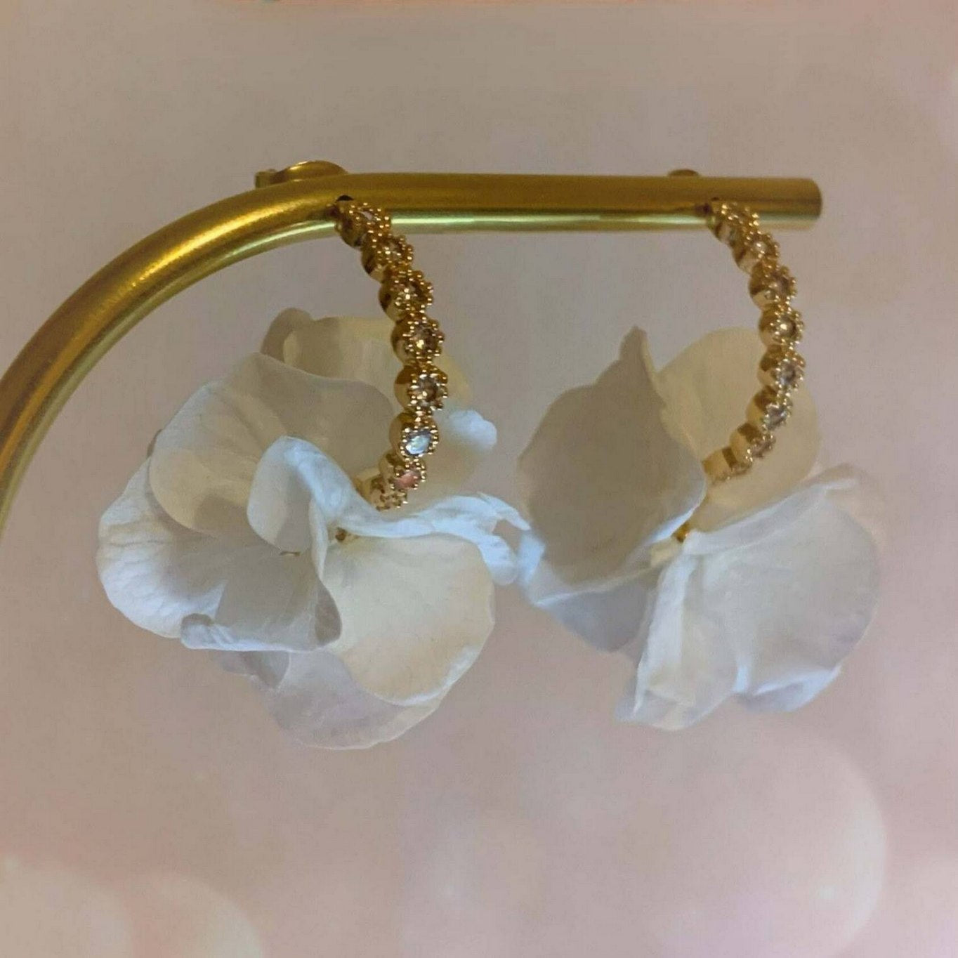 Bijoux fleur Hana&Alice, délicats et sophistiqués, idéals pour des moments mémorables.