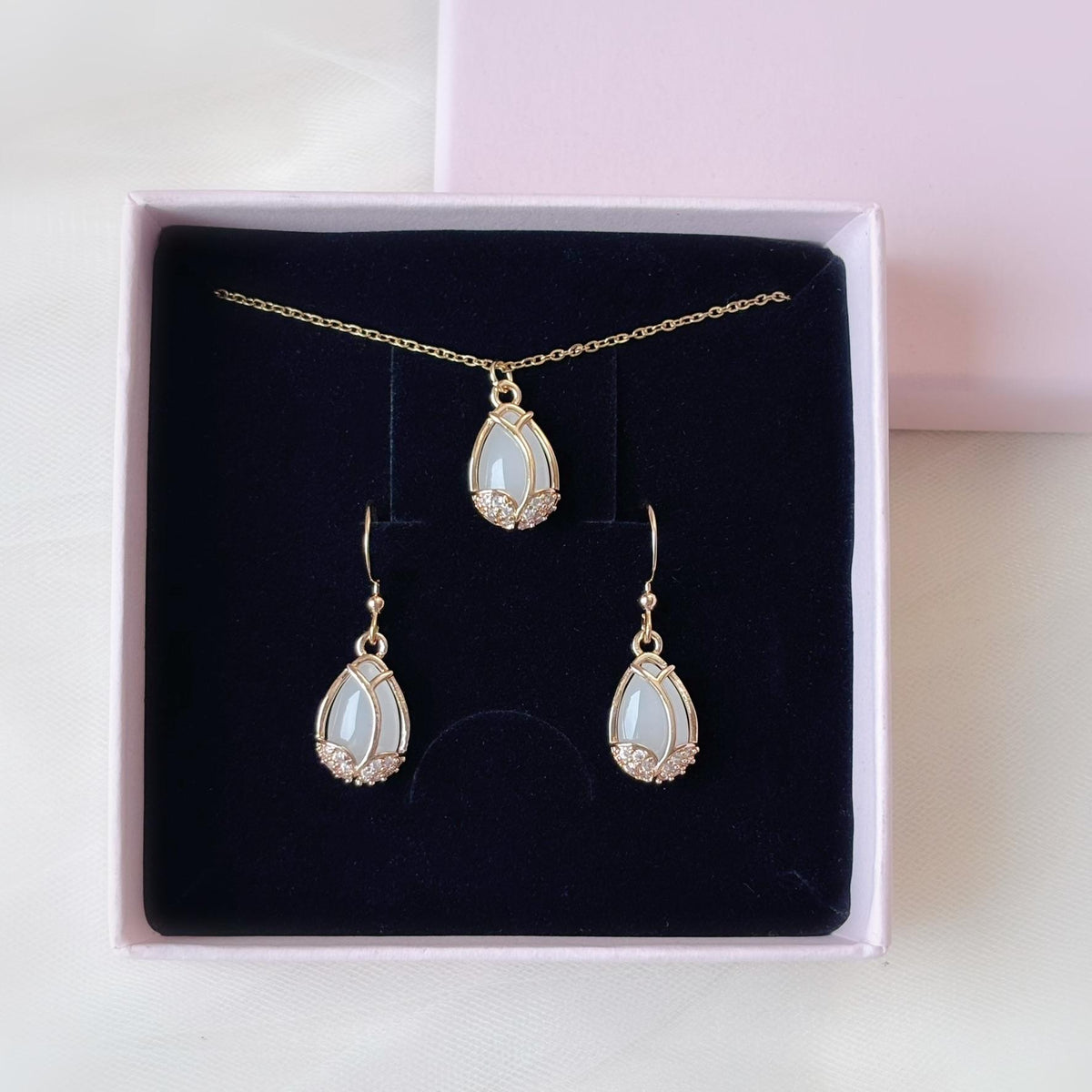Boucles tulipe dorées et lumineuses assorties à un collier pour créer une parure