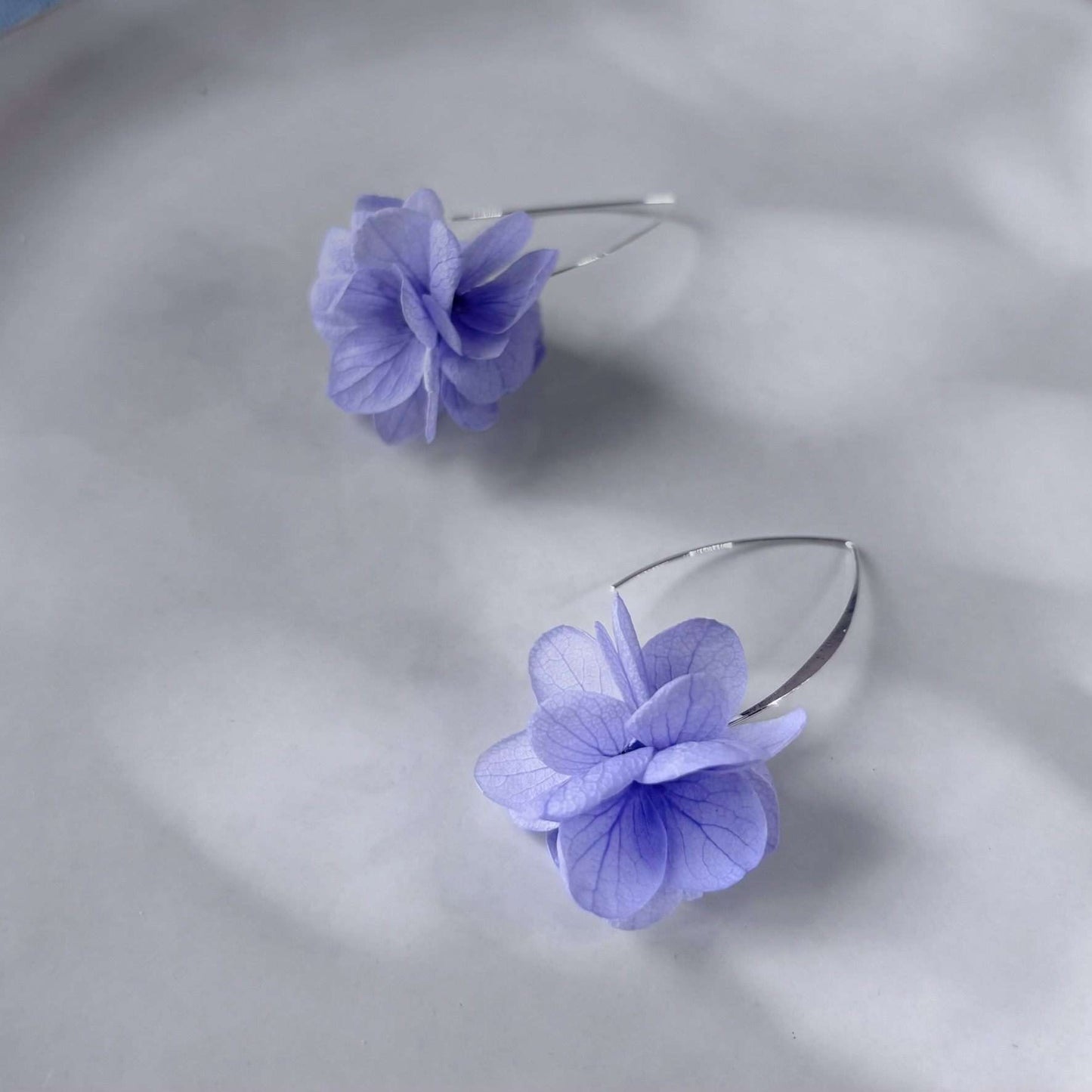 Boucles d’oreilles en fleurs stabilisées violet, accessoires mariage faits main pour un look poétique et élégant, fait main par Hana&Alice