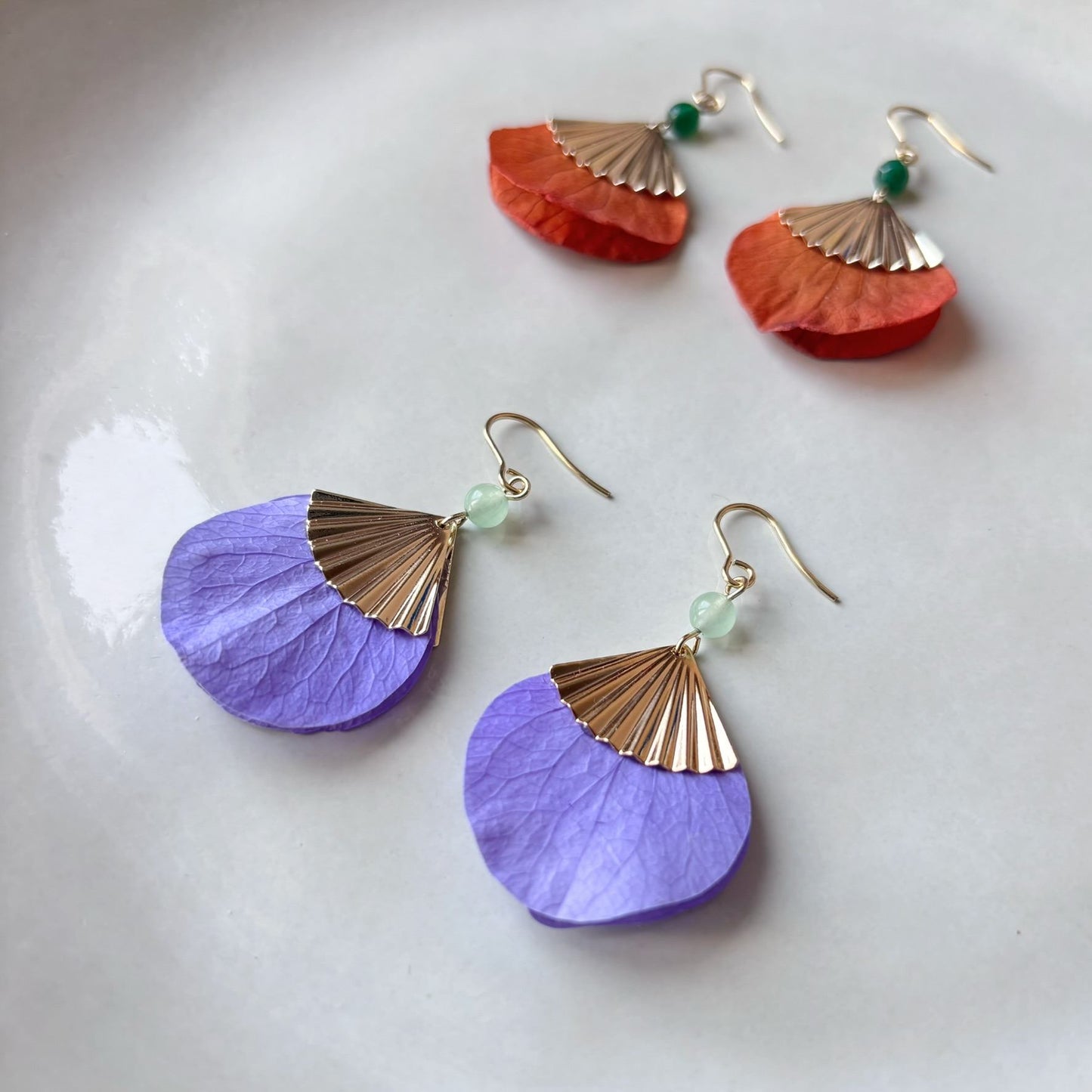 Boucles d'oreilles en fleurs stabilisées violet lavande et pierre vert sauge, bijoux pour mariée et demoiselles d'honneur.