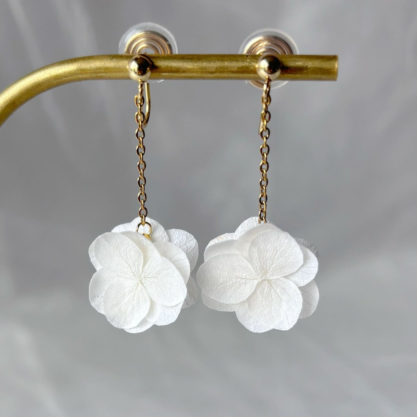 Clips d'oreilles mariage en fleurs d'hortensias stabilisés blancs, une touche de nature et d'élégance pour votre grand jour.